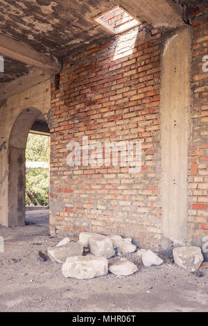 Unfertiges Zimmer mit einem Haufen von Steinen Stockfoto
