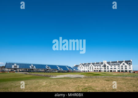 Anzeigen von Carnoustie Golf Course Hotel hinter 18 Grün mit Barry Brand im Vordergrund bei Carnoustie Golf Links in Carnoustie, Angus, Schottland, Großbritannien. Carn Stockfoto