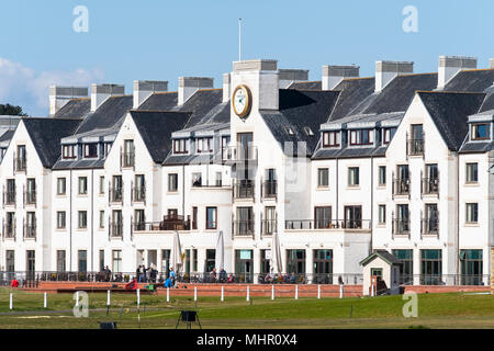 Anzeigen von Carnoustie Golf Course Hotel hinter 18 Grün bei Carnoustie Golf Links in Carnoustie, Angus, Schottland, Großbritannien. Carnoustie ist Schauplatz für die 147. Stockfoto