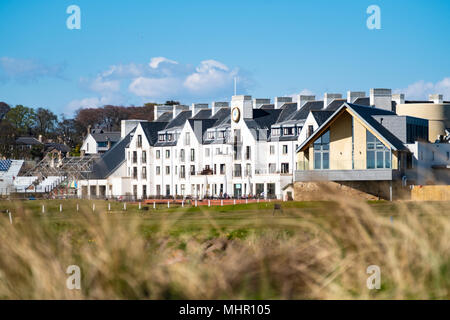 Anzeigen von Carnoustie Golf Course Hotel hinter 18 Grün bei Carnoustie Golf Links in Carnoustie, Angus, Schottland, Großbritannien. Carnoustie ist Schauplatz für die 147. Stockfoto