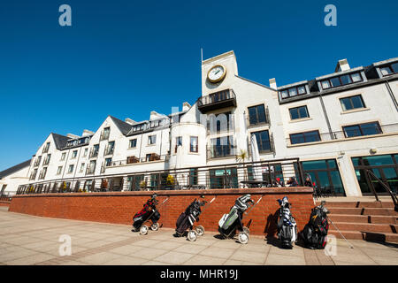 Anzeigen von Carnoustie Golf Course Hotel hinter 18 Grün bei Carnoustie Golf Links in Carnoustie, Angus, Schottland, Großbritannien. Carnoustie ist Schauplatz für die 147. Stockfoto