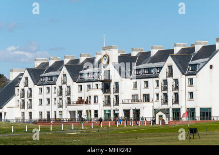 Anzeigen von Carnoustie Golf Course Hotel hinter 18 Grün bei Carnoustie Golf Links in Carnoustie, Angus, Schottland, Großbritannien. Carnoustie ist Schauplatz für die 147. Stockfoto