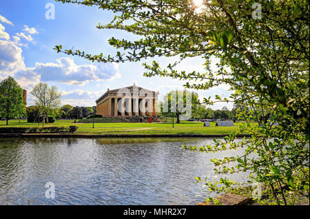 Der Parthenon in Nashville, Tennessee ist ein Full scale Nachbildung des Original Parthenon in Griechenland. Der Parthenon im Centennial Park entfernt. Stockfoto