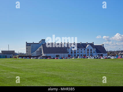 Die Vorderseite der Carnoustie Golf Hotel, mit Zuschauertribünen sichtbar, da die Vorbereitungen für die 147 Open Golf Meisterschaft gebildet werden. Stockfoto