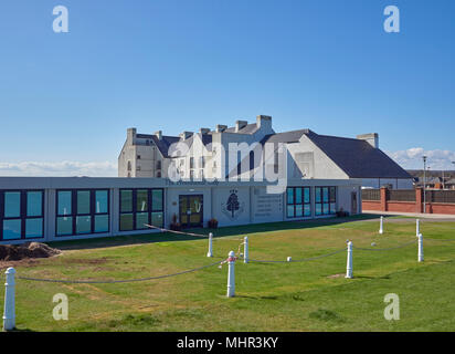 Die temporäre professioneller Shop mit den Carnoustie Golf Hotel im Hintergrund bei Carnoustie Golf Links in Carnoustie, Angus, Schottland. Stockfoto