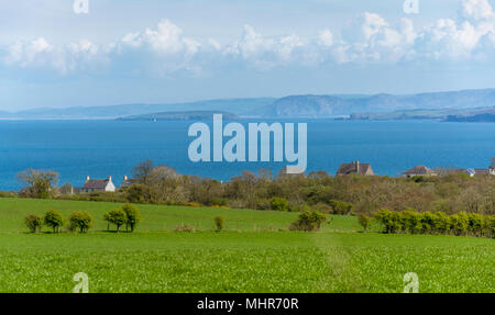 Ein Blick von der Gassen zwischen Lligwy und Moelfre. Die penmon Leuchtturm und Papageitaucher Island kann in der Ferne zu sehen ist. Stockfoto