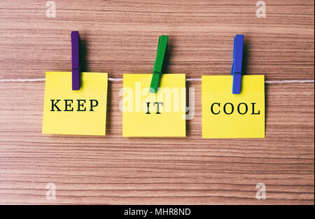 Inspirational Quotes - halten Sie es auf Notes hängt von wäscheklammern cool Stockfoto