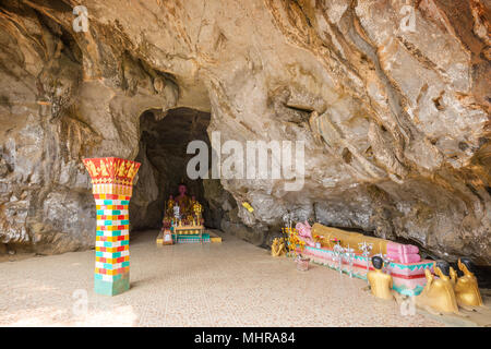 Reich verzierten Säule und Liegenden Buddha Statue am Eingang der Tham Sang (oder Xang) Höhle, auch als der Elefant Höhle, in der Nähe von Vang Vieng in Laos bekannt. Stockfoto