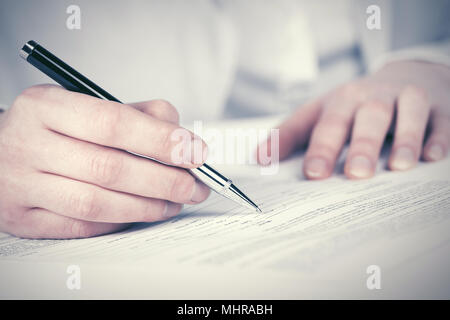 Business Frau Unterzeichnung Vertrag Stockfoto
