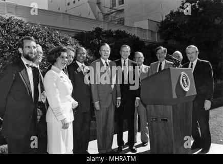 Zentren für Krankheitskontrolle (CDC) Beamte der Besuch im Weißen Haus, CDC Direktor zu jener Zeit, William L. Roper, ehemaliger Direktor James O, 1991. Mason, Surgeon General, Antonia C. Novello, Senator Arlen Specter, Gesundheit und Soziale Dienste Sekretär, Louis Sullivan, Präsident George H.W. Bush, Senator Orrin Hatch, Kongressabgeordnete Jamie L. Whitten, Senator John H. Chaffee, Kongreßabgeordnetes Norman F. in der Fastenzeit, und Senator Dale L. Stoßstangen. () Stockfoto