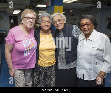 Freunde posieren für ein Foto in der Lower East Side Senior Center. Diese Zentren bieten ein schönes Gefühl von Gemeinschaft, zusammen mit den Leistungen, die sie erbringen. Neue Stockfoto