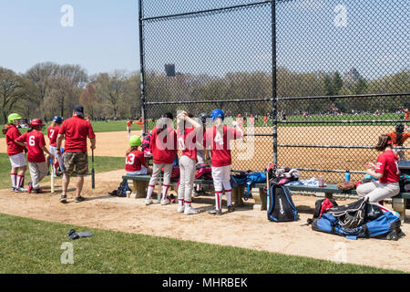 Mädchen Softball spielen im Central Park, New York City, USA Stockfoto