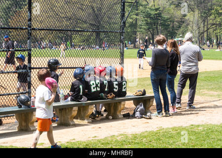 Jungen Softball spielen im Central Park, New York City, USA Stockfoto