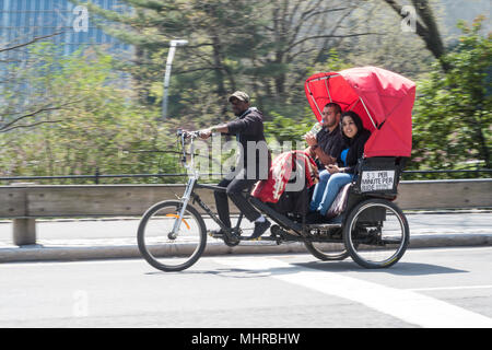 Paar Touring Central Park in einer Fahrradrikscha, New York City, USA Stockfoto