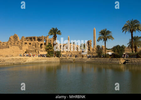 Blick über den Heiligen See, Karnak-Tempel-Komplex, UNESCO-Weltkulturerbe, Luxor, Ägypten Stockfoto