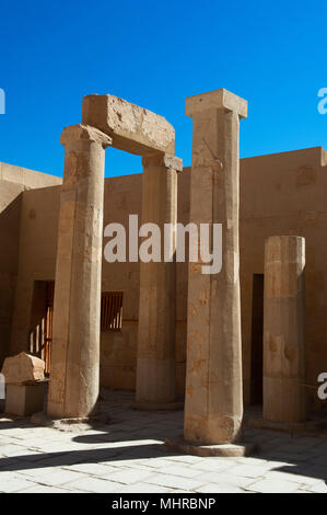 Spalten der Schrein von Thutmosis I im dritten Hof von Königin Hatschepsut' Totentempel, Deir al-Bahari, Theben, Luxor, Ägypten Stockfoto