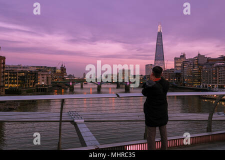 London Skyline der Stadt. Ein Stadtbild pf die Themse mit der Shard Gebäude und die Tower Bridge, wie aus der Millennium Bridge gesehen Stockfoto
