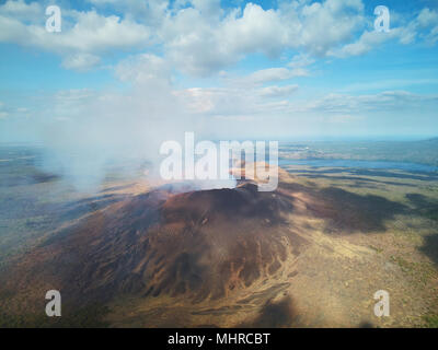Vulkan Mountain Summit auf bunten Landschaft Hintergrund Stockfoto