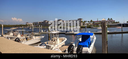 Naples, Florida, USA - 29. April 2018: Boot Hafen entlang 3. Straße in Naples, Florida Stockfoto