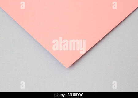 Nahaufnahme einer rosa und grauen Papier Briefumschlag mit einem handgefertigten suchen. Horizontale Ansicht. Stockfoto