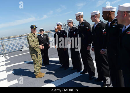 Vice Adm. Lukas McCollum, Chef der Marine Reserve und Kommandant, Navy Reserve Forces, spricht mit Segler während einer Tour des Schiffes an Bord Naval Station Mayport, Fla., 11. März 2018 der USS Detroit (LCS 7). McCollum besucht Florida gegründete finden Einheiten in Jacksonville, Mayport und Blount Island mit Segler über die Zukunft der Navy Reserve zu sprechen. Stockfoto