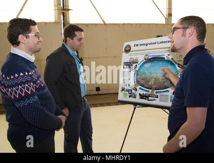 Die Teilnehmer lernen die Naval Air Warfare Center Waffen Abteilung Elektronische Kriegführung Integration Labor Funktionen während des 47. jährlichen Collaborative Electronic Warfare Symposium an der Naval Base Ventura County am 15. März in Point Mugu, Kalifornien. (U.S. Marine Stockfoto