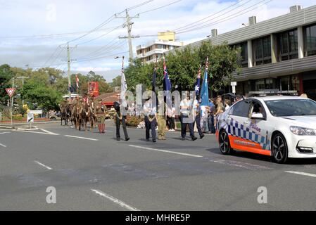 Polizei Auto führenden ANZAC Day Parade in Australien, Coffs Harbour Stockfoto