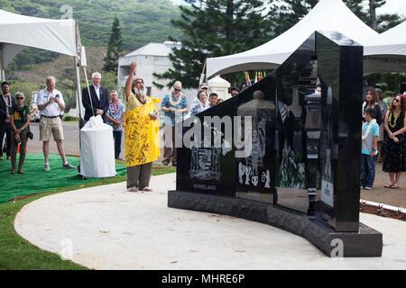 Kahu Arron Mahi, einem hawaiischen Priester, führt ein Segen, mit Wasser und Salz während einer Feierstunde im Hawaii Memorial Park, Kaneohe, Hawaii, März 17, 2018. Mehrere Organisationen einschließlich der Bundes-, Landes- und örtlichen Mitglieder dazu beigetragen, den Bau einer steinernen Denkmal zu Ehren der Gold Star Familien, die ihre Angehörigen verloren haben, während in den USA Militär dienen. Die Gold Star Familien Denkmal Stiftung von WWII-Ehrenmedaille war Empfänger Hershel "Woody" Williams im Jahr 2010 erstellt, um Familien, die das ultimative Opfer gemacht haben, erinnern. (U.S. Marine Corps Stockfoto