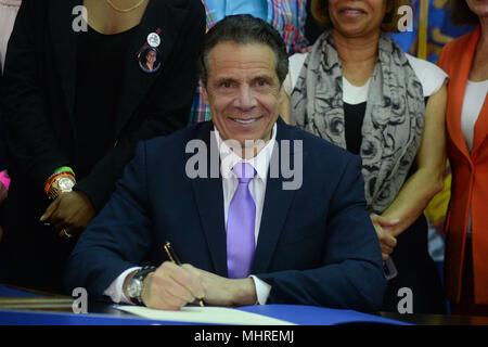 New York, USA. 1. Mai 2018. New York Gouverneur Andrew Cuomo spricht während einer Rechnung, die Veranstaltung am John Jay College, Mai 1, 2018 in New York City. Credit: Erik Pendzich/Alamy leben Nachrichten Stockfoto