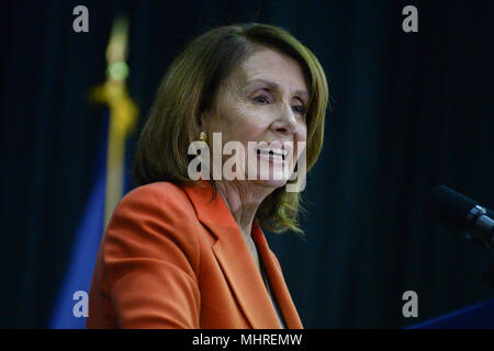 New York, USA. 1. Mai 2018. Hausminoritätführer Nancy Pelosi (D-CA) spricht während einer Rechnung, die Veranstaltung am John Jay College, Mai 1, 2018 in New York City. Credit: Erik Pendzich/Alamy leben Nachrichten Stockfoto