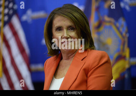 New York, USA. 1. Mai 2018. Hausminoritätführer Nancy Pelosi (D-CA) spricht während einer Rechnung, die Veranstaltung am John Jay College, Mai 1, 2018 in New York City. Credit: Erik Pendzich/Alamy leben Nachrichten Stockfoto