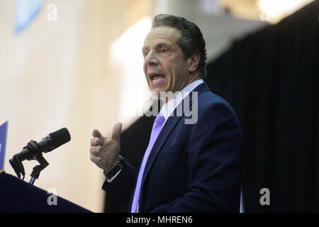 New York, USA. 1. Mai 2018. New York Gouverneur Andrew Cuomo spricht während einer Rechnung, die Veranstaltung am John Jay College, Mai 1, 2018 in New York City. Credit: Erik Pendzich/Alamy leben Nachrichten Stockfoto