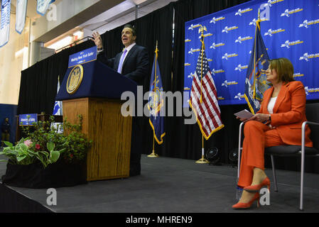 New York, USA. 1. Mai 2018. Andrew Cuomo und Nancy Pelosi während einer Rechnung, die Veranstaltung am John Jay College, Mai 1, 2018 in New York City. Credit: Erik Pendzich/Alamy leben Nachrichten Stockfoto