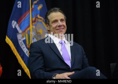 New York, USA. 1. Mai 2018. New York Gouverneur Andrew Cuomo spricht während einer Rechnung, die Veranstaltung am John Jay College, Mai 1, 2018 in New York City. Credit: Erik Pendzich/Alamy leben Nachrichten Stockfoto