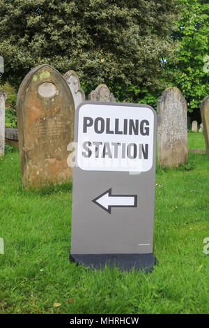 Wimbledon London UK. 3. Mai 2018. Ein polling Zeichen außerhalb eine Wimbledon Kirche Friedhof als lokale Wahlen als Wähler zu den Urnen gehen Räte auf 34 Metropolitan Boroughs in London Gutschrift zu wählen: Amer ghazzal/Alamy leben Nachrichten Stockfoto