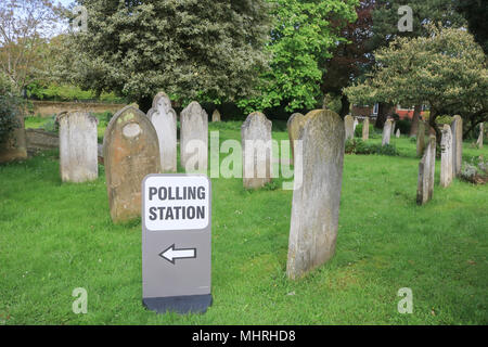 Wimbledon London UK. 3. Mai 2018. Ein polling Zeichen außerhalb eine Wimbledon Kirche Friedhof als lokale Wahlen als Wähler zu den Urnen gehen Räte auf 34 Metropolitan Boroughs in London Gutschrift zu wählen: Amer ghazzal/Alamy leben Nachrichten Stockfoto