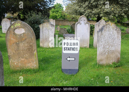 Wimbledon London UK. 3. Mai 2018. Ein polling Zeichen außerhalb eine Wimbledon Kirche Friedhof als lokale Wahlen als Wähler zu den Urnen gehen Räte auf 34 Metropolitan Boroughs in London Gutschrift zu wählen: Amer ghazzal/Alamy leben Nachrichten Stockfoto