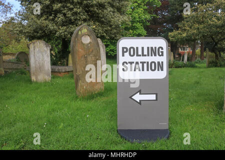 Wimbledon London UK. 3. Mai 2018. Ein polling Zeichen außerhalb eine Wimbledon Kirche Friedhof als lokale Wahlen als Wähler zu den Urnen gehen Räte auf 34 Metropolitan Boroughs in London Gutschrift zu wählen: Amer ghazzal/Alamy leben Nachrichten Stockfoto