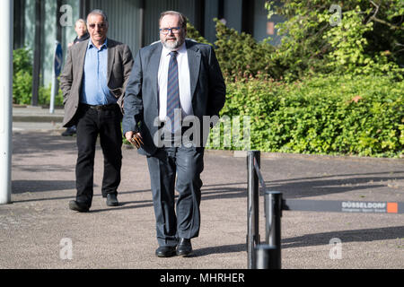 03. Mai 2018, Deutschland, Düsseldorf: Adolf Sauerland, ehemaliger Bürgermeister von Duisburg, auf dem Weg in den Gerichtssaal der Loveparade Versuch bei einer Filiale der Duisburger Landgericht. Sauerland wurde als Zeuge genannt. Foto: Federico Gambarini/dpa Stockfoto