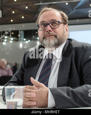 03. Mai 2018, Deutschland, Düsseldorf: Adolf Sauerland, ehemaliger Bürgermeister von Duisburg, im Gerichtssaal der Loveparade Versuch bei einer Filiale der Duisburger Landgericht sitzen. Sauerland wurde als Zeuge genannt. Foto: Federico Gambarini/dpa Stockfoto