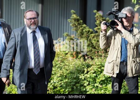 03. Mai 2018, Deutschland, Düsseldorf: Adolf Sauerland (L), ehemaliger Bürgermeister von Duisburg, auf dem Weg in den Gerichtssaal der Loveparade Versuch bei einer Filiale der Duisburger Landgericht. Sauerland wurde als Zeuge genannt. Foto: Federico Gambarini/dpa Stockfoto