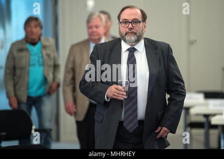 03. Mai 2018, Deutschland, Düsseldorf: Adolf Sauerland, ehemaliger Bürgermeister von Duisburg, kommt in den Gerichtssaal der Loveparade Versuch bei einer Filiale der Duisburger Landgericht. Sauerland wurde als Zeuge genannt. Foto: Federico Gambarini/dpa Stockfoto