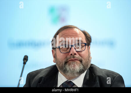 03. Mai 2018, Deutschland, Düsseldorf: Adolf Sauerland, ehemaliger Bürgermeister von Duisburg, im Gerichtssaal der Loveparade Versuch bei einer Filiale der Duisburger Landgericht sitzen. Sauerland wurde als Zeuge genannt. Foto: Federico Gambarini/dpa Stockfoto