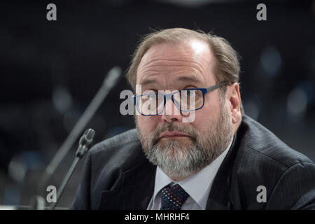 03. Mai 2018, Deutschland, Düsseldorf: Adolf Sauerland, ehemaliger Bürgermeister von Duisburg, im Gerichtssaal der Loveparade Versuch bei einer Filiale der Duisburger Landgericht sitzen. Sauerland wurde als Zeuge genannt. Foto: Federico Gambarini/dpa Stockfoto