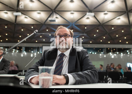 03. Mai 2018, Deutschland, Düsseldorf: Adolf Sauerland, ehemaliger Bürgermeister von Duisburg, im Gerichtssaal der Loveparade Versuch bei einer Filiale der Duisburger Landgericht sitzen. Sauerland wurde als Zeuge genannt. Foto: Federico Gambarini/dpa Stockfoto