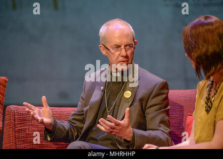 Coventry, Großbritannien. 2. Mai 2018. Der Erzbischof von Canterbury Justin Welby nahm an einer Podiumsdiskussion an der Belgrader Theater in Coventry City Centre. Vor der Veranstaltung er an einer digital art Installation im Foyer, wo mit Green Screen Technologie er überlagert wurde, die sich - mit anderen Mitgliedern der Öffentlichkeit von der Stadt tanzen kann. Dies war Teil einer 4-tägigen Besuch in der Stadt, wo die meisten Reverend Justin Welby einen Kanon von Coventry Cathedral in 2002 vorgenommen wurde. Credit: Jamie Gray/Alamy leben Nachrichten Stockfoto