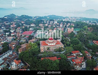 Xiamen, Xiamen, China. 3. Mai, 2018. Xiamen, China, 3. Mai 2018: Die Kulangsu, auch als Gulang Insel bekannt, ist eine Fußgänger-Insel vor der Küste von Xiamen, Provinz Fujian im Südosten Chinas. Als UNESCO-Weltkulturerbe, die Insel ist durch eine 5-minütige Fahrt mit der Fähre von downtown Xiamen erreicht. Obwohl nur etwa 20.000 Menschen leben auf der Insel Gulangyu ist einer der grössten Reiseziel, Gewinnung von mehr als 10 Millionen Besucher pro Jahr und ist damit einer von Chinas am meisten besuchten touristischen Attraktionen. gulangyu Island ist bekannt für seine Strände und verwinkelten Gassen und seine Stockfoto