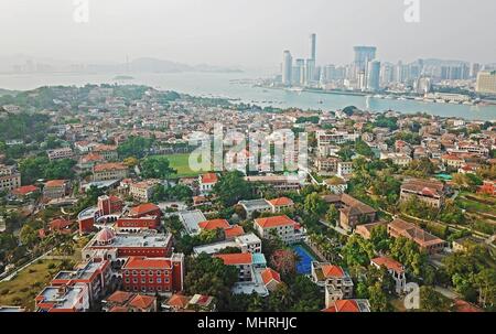 Xiamen, Xiamen, China. 3. Mai, 2018. Xiamen, China, 3. Mai 2018: Die Kulangsu, auch als Gulang Insel bekannt, ist eine Fußgänger-Insel vor der Küste von Xiamen, Provinz Fujian im Südosten Chinas. Als UNESCO-Weltkulturerbe, die Insel ist durch eine 5-minütige Fahrt mit der Fähre von downtown Xiamen erreicht. Obwohl nur etwa 20.000 Menschen leben auf der Insel Gulangyu ist einer der grössten Reiseziel, Gewinnung von mehr als 10 Millionen Besucher pro Jahr und ist damit einer von Chinas am meisten besuchten touristischen Attraktionen. gulangyu Island ist bekannt für seine Strände und verwinkelten Gassen und seine Stockfoto