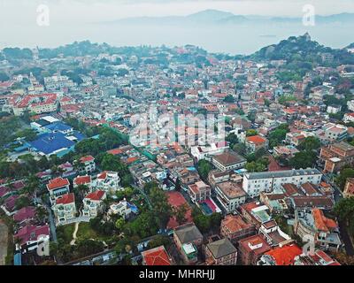 Xiamen, Xiamen, China. 3. Mai, 2018. Xiamen, China, 3. Mai 2018: Die Kulangsu, auch als Gulang Insel bekannt, ist eine Fußgänger-Insel vor der Küste von Xiamen, Provinz Fujian im Südosten Chinas. Als UNESCO-Weltkulturerbe, die Insel ist durch eine 5-minütige Fahrt mit der Fähre von downtown Xiamen erreicht. Obwohl nur etwa 20.000 Menschen leben auf der Insel Gulangyu ist einer der grössten Reiseziel, Gewinnung von mehr als 10 Millionen Besucher pro Jahr und ist damit einer von Chinas am meisten besuchten touristischen Attraktionen. gulangyu Island ist bekannt für seine Strände und verwinkelten Gassen und seine Stockfoto