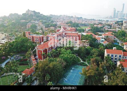 Xiamen, Xiamen, China. 3. Mai, 2018. Xiamen, China, 3. Mai 2018: Die Kulangsu, auch als Gulang Insel bekannt, ist eine Fußgänger-Insel vor der Küste von Xiamen, Provinz Fujian im Südosten Chinas. Als UNESCO-Weltkulturerbe, die Insel ist durch eine 5-minütige Fahrt mit der Fähre von downtown Xiamen erreicht. Obwohl nur etwa 20.000 Menschen leben auf der Insel Gulangyu ist einer der grössten Reiseziel, Gewinnung von mehr als 10 Millionen Besucher pro Jahr und ist damit einer von Chinas am meisten besuchten touristischen Attraktionen. gulangyu Island ist bekannt für seine Strände und verwinkelten Gassen und seine Stockfoto